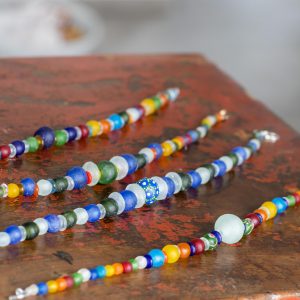 Kunterbunte Ketten: Perlen aus recyceltem Glas, handgefertigt von ghanaischen Handwerken