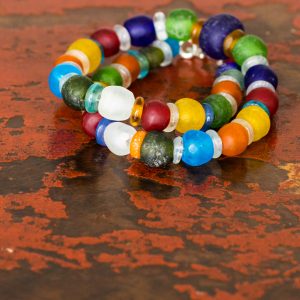 Keine ist wie die andere: Abwechslungsreiche Kreationen aus ghanaischen Glasperlen in vielen Farben, Größen und Formen