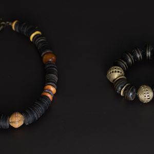 Rustikale Kette: Glasperlen aus Ghana zwischen Kokosnuss-Scheiben - Armband aus Ebenholz mit feinen Metalleinlegearbeiten und Bronzeperlen
