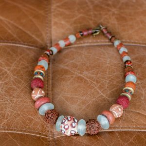 Blickfang in Terracotta: Zentrale Perle aus bemaltem Glas, Rudraksha Beads, antike Perlen aus Böhmen, Ton- und Recyclingglasperlen aus Westafrika