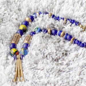 Traum aus Bronze und Kobaltblau: End-of-the day Beads, Recyclingsglasperlen aus Ghana, handgeschmiedeter Anhänger aus Burkina Faso