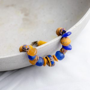 Designerkette in ocker und indigoblau: antike Millefiori aus Muranoglas, seltene King Beads, handgefertigte Recyclingglasperlen aus Ghana